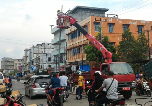 Ditabrak Mobil, Tiang Lampu Hias di Jalan Sudirman Tembilahan Patah